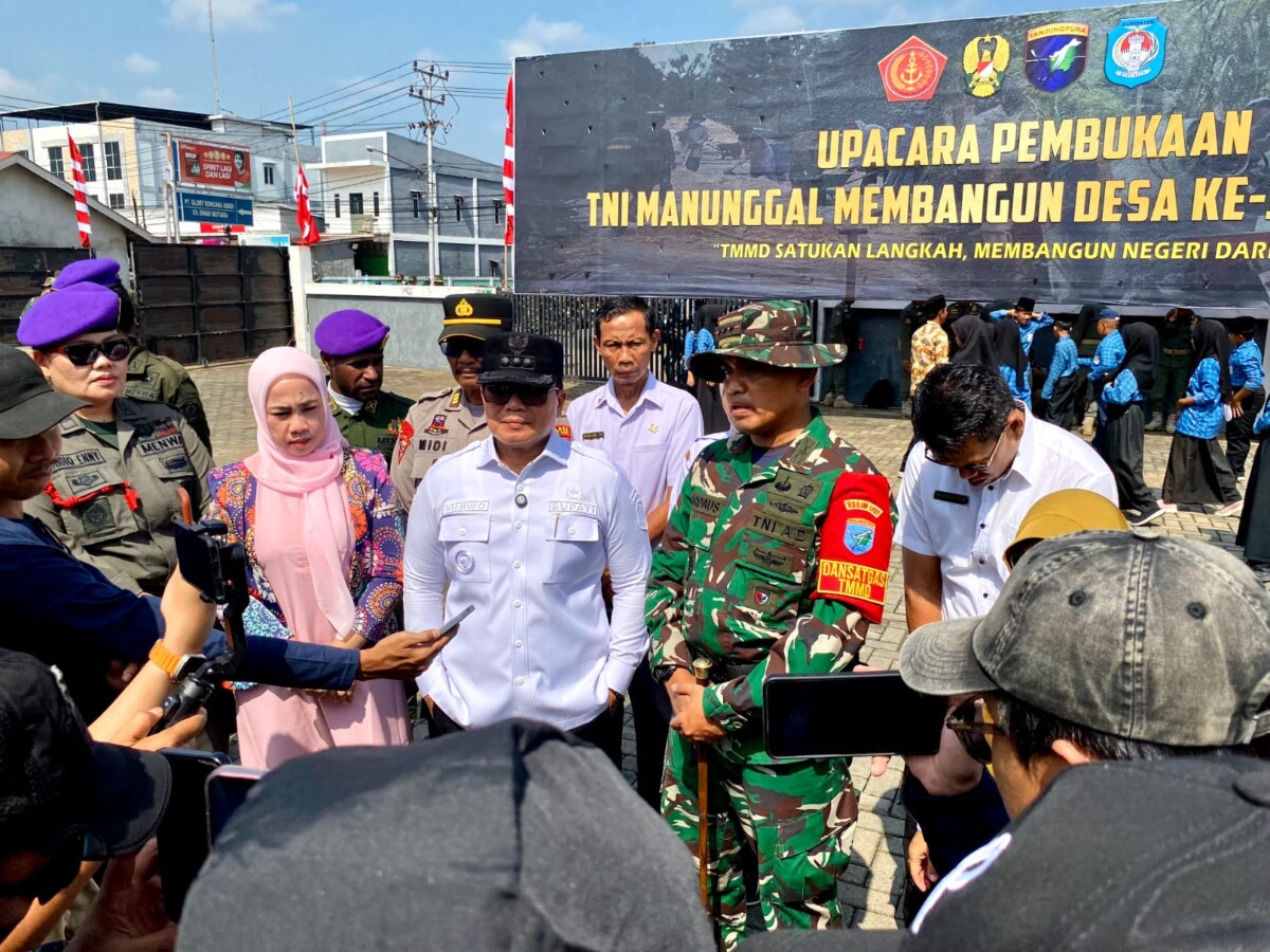Bupati Kubu Raya Sujiwo saat membuka TMMD 2026 di Desa Pal IX, Kecamatan Sungai Kakap, Rabu (15/7/2026).