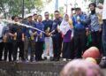 Wali Kota Pontianak Edi Rusdi Kamtono menyemprotkan cairan eco enzyme ke parit Jalan HOS Cokroaminoto