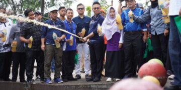 Wali Kota Pontianak Edi Rusdi Kamtono menyemprotkan cairan eco enzyme ke parit Jalan HOS Cokroaminoto