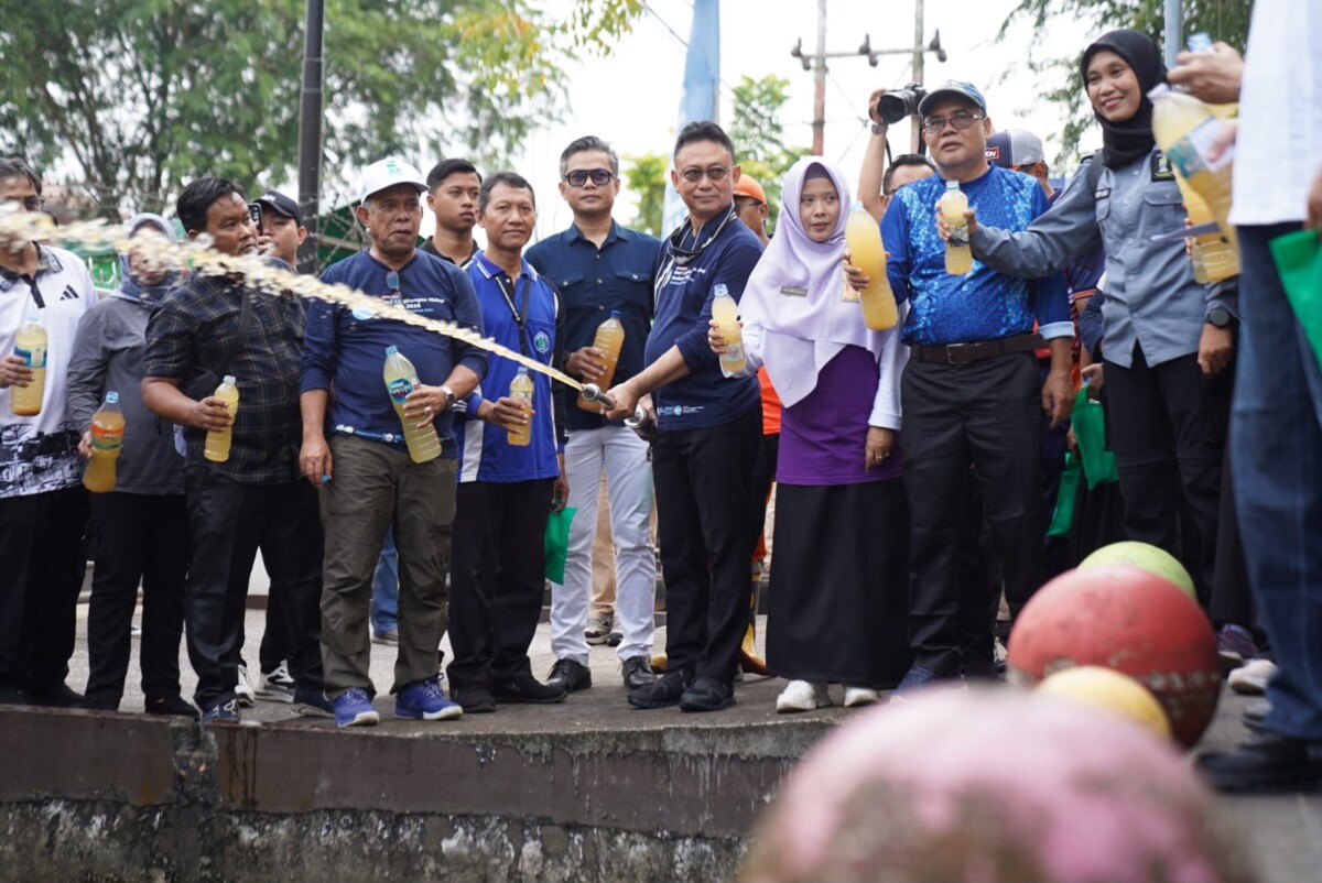 Wali Kota Pontianak Edi Rusdi Kamtono menyemprotkan cairan eco enzyme ke parit Jalan HOS Cokroaminoto