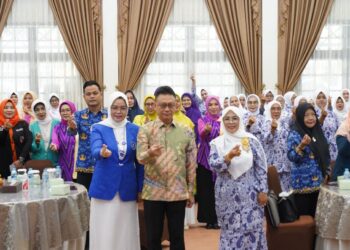 Wali Kota Pontianak Edi Rusdi Kamtono berfoto bersama para peserta Rakercab 2 IWAPI Kota Pontianak di Aula Rumah Dinas Wali Kota Pontianak, Jumat (17/7/2026)