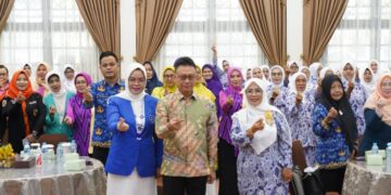 Wali Kota Pontianak Edi Rusdi Kamtono berfoto bersama para peserta Rakercab 2 IWAPI Kota Pontianak di Aula Rumah Dinas Wali Kota Pontianak, Jumat (17/7/2026)