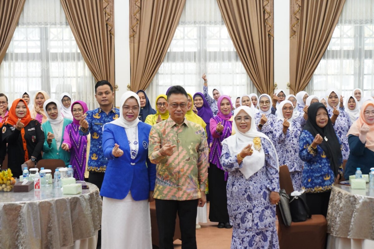 Wali Kota Pontianak Edi Rusdi Kamtono berfoto bersama para peserta Rakercab 2 IWAPI Kota Pontianak di Aula Rumah Dinas Wali Kota Pontianak, Jumat (17/7/2026)