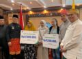 Bupati Kubu Raya Sujiwo secara simbolis menyerahkan insentif triwulan II tahun 2026 kepada 1.946 pekerja sosial dan keagamaan, di ruang kerja Bupati Kubu Raya, Jumat (17/7/2026).