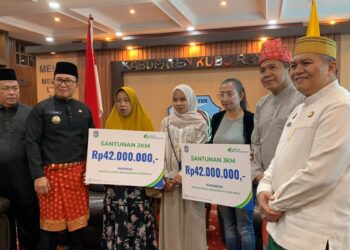 Bupati Kubu Raya Sujiwo secara simbolis menyerahkan insentif triwulan II tahun 2026 kepada 1.946 pekerja sosial dan keagamaan, di ruang kerja Bupati Kubu Raya, Jumat (17/7/2026).