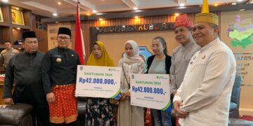 Bupati Kubu Raya Sujiwo secara simbolis menyerahkan insentif triwulan II tahun 2026 kepada 1.946 pekerja sosial dan keagamaan, di ruang kerja Bupati Kubu Raya, Jumat (17/7/2026).