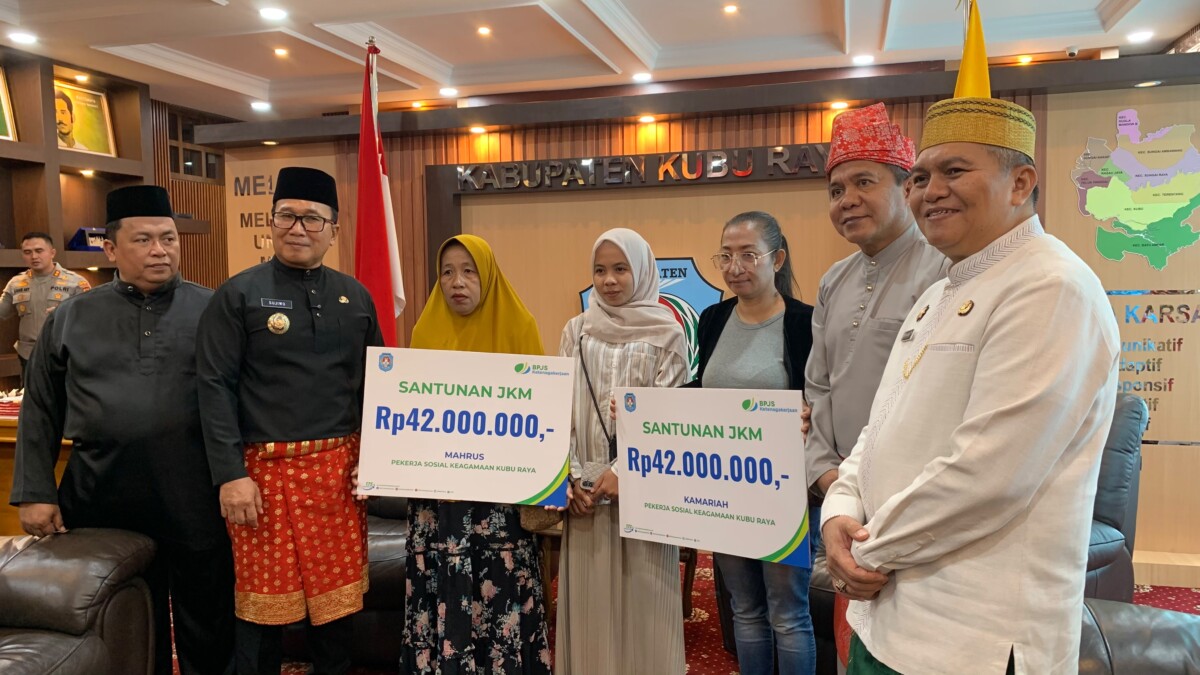 Bupati Kubu Raya Sujiwo secara simbolis menyerahkan insentif triwulan II tahun 2026 kepada 1.946 pekerja sosial dan keagamaan, di ruang kerja Bupati Kubu Raya, Jumat (17/7/2026). 