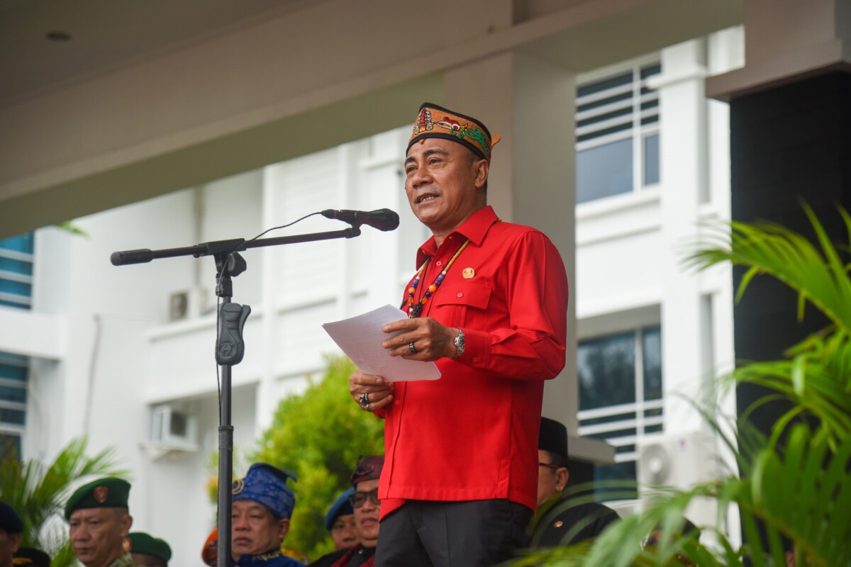 Krisantus saat menghadiri Upacara Peringatan HUT ke-19 Kabupaten Kubu Raya di halaman Kantor Bupati Kubu Raya, Jumat (17/7/2026).