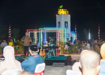 Bupati Kubu Raya Sujiwo meresmikan Ruang Publik Tugu Langsat di Desa Punggur Kecil, Kecamatan Sungai Kakap, Sabtu (18/7/2026) malam.