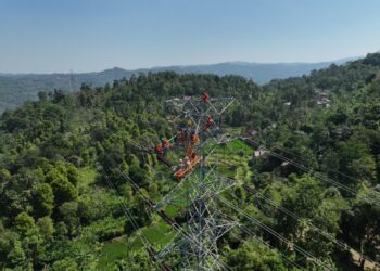 Ilustrasi Petugas PLN sedang melakukan pemeliharaan jaringan listrik SUTT 150 kV Pratu–Bayah, Banten guna menjaga keandalan pasokan listrik kepada masyarakat.