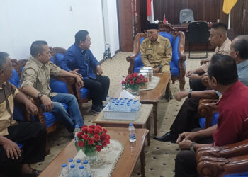 Ka Kwarcab, Darwis Harafat beserta anggota Kwarcab Mempawah saat melakukan audiensi dengan Wakil Bupati Mempawah, Juli Suryadi di ruang kerjanya,