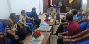Ka Kwarcab, Darwis Harafat beserta anggota Kwarcab Mempawah saat melakukan audiensi dengan Wakil Bupati Mempawah, Juli Suryadi di ruang kerjanya,