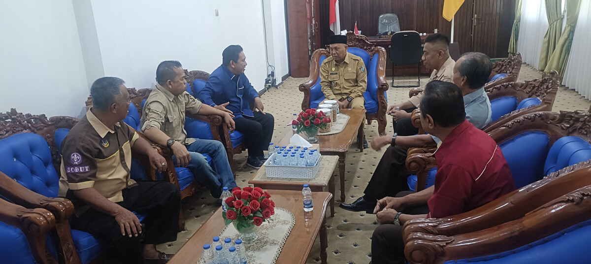 Ka Kwarcab, Darwis Harafat beserta anggota Kwarcab Mempawah saat melakukan audiensi dengan Wakil Bupati Mempawah, Juli Suryadi di ruang kerjanya,
