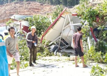 Mess pekerja di Kawasan Industri Pulau Penebang tertimpa pohon besar, Rabu, 1 Juli 2026. Foto: Dokumentasi Pekerja KIPP