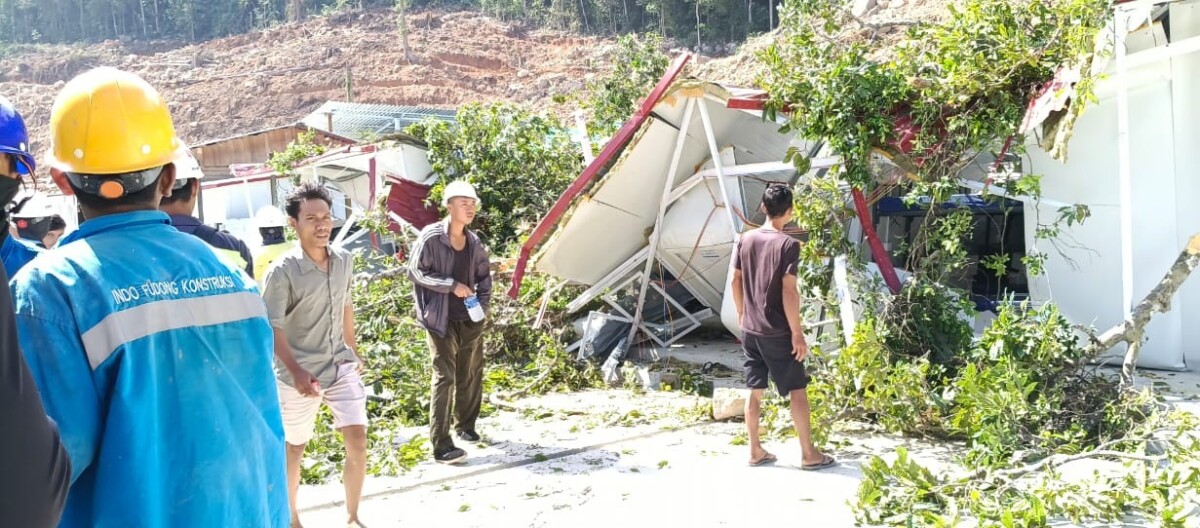 Mess pekerja di Kawasan Industri Pulau Penebang tertimpa pohon besar, Rabu, 1 Juli 2026. Foto: Dokumentasi Pekerja KIPP