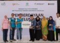 PLN UPT Banjarbaru menyerahkan bantuan program TJSL yang merupakan bagian dari capaian perusahaan dalam memperkuat Desa Inklusi Mandiri