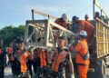 Personel TNI AU dan Tim ERS PLN UPT Balikpapan mengangkat struktur baja Tower Emergency Restoration System ke truk logistik di Lanud Dhomber. Material darurat ini disiapkan untuk diterbangkan guna mempercepat pemulihan sistem kelistrikan di Sumatra Utara yang terdampak cuaca ekstrem.