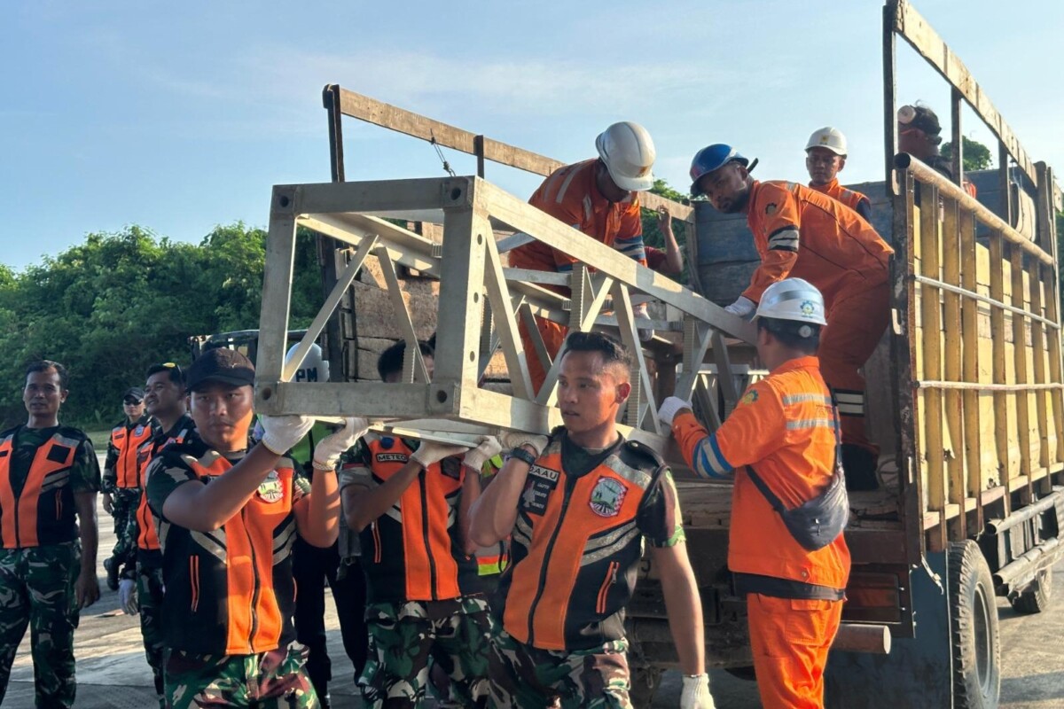 Personel TNI AU dan Tim ERS PLN UPT Balikpapan mengangkat struktur baja Tower Emergency Restoration System ke truk logistik di Lanud Dhomber. Material darurat ini disiapkan untuk diterbangkan guna mempercepat pemulihan sistem kelistrikan di Sumatra Utara yang terdampak cuaca ekstrem.