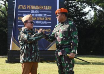 Bupati Sujiwo dan Panglima Korpasgat Marsekal Madya TNI Deny Muis di Lapangan Upacara Batalyon Parako 466 Pasgat, Kecamatan Sungai Raya, Jumat (10/7/2026).