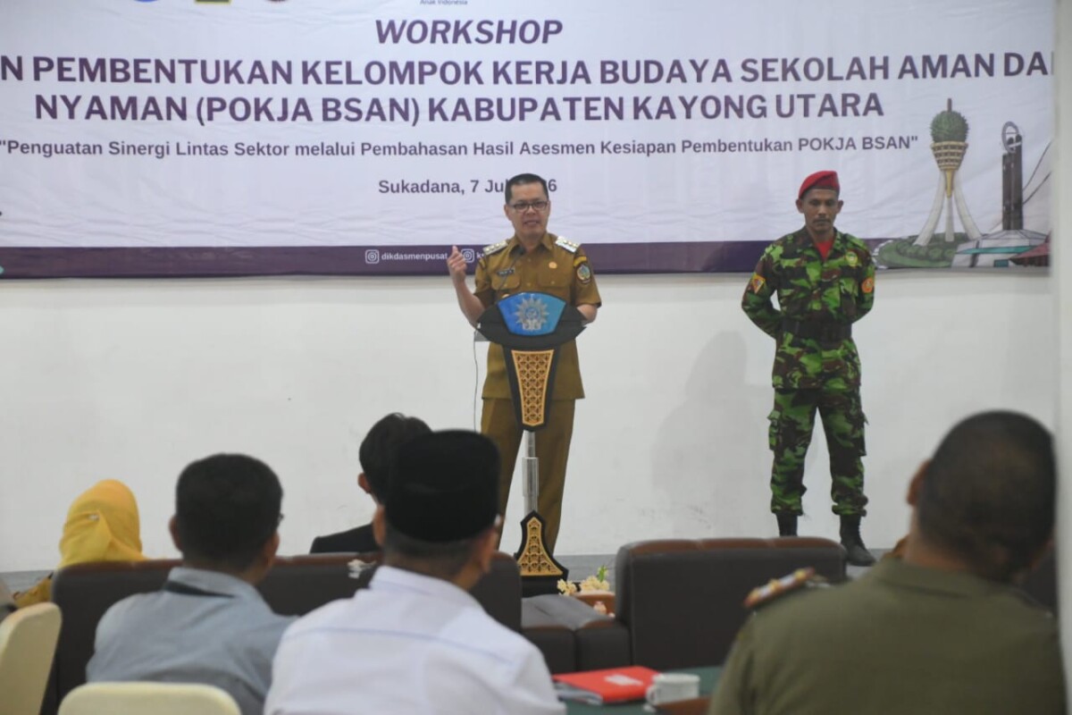 Bupati Kayong Utara Romi Wijaya saat membuka Workshop Persiapan Pembentukan Kelompok Kerja Budaya Sekolah Aman dan Nyaman (Pokja BSAN) di Mahkota Hotel Sukadana, Selasa (7/7/2026).