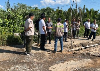 Pemkab Kayong Utara bersama DPRD Provinsi Kalbar saat melihat kondisi beberapa ruas jalan yang rusak.