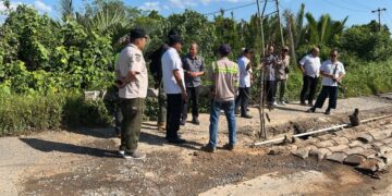 Pemkab Kayong Utara bersama DPRD Provinsi Kalbar saat melihat kondisi beberapa ruas jalan yang rusak.