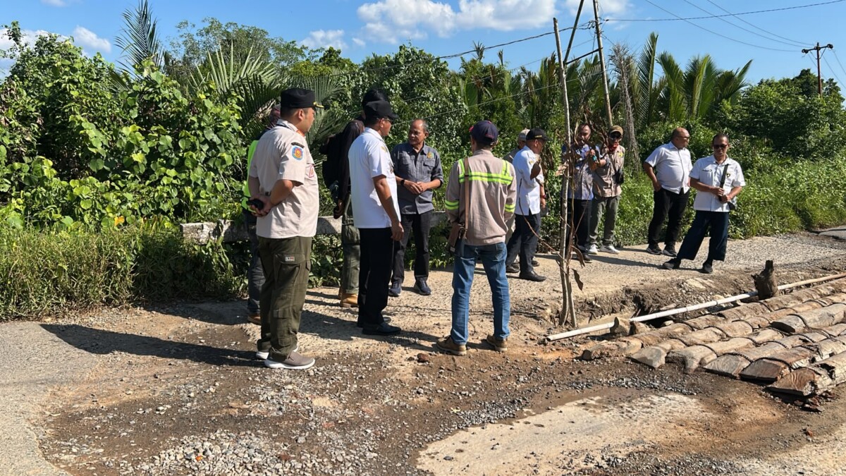 Pemkab Kayong Utara bersama DPRD Provinsi Kalbar saat melihat kondisi beberapa ruas jalan yang rusak.