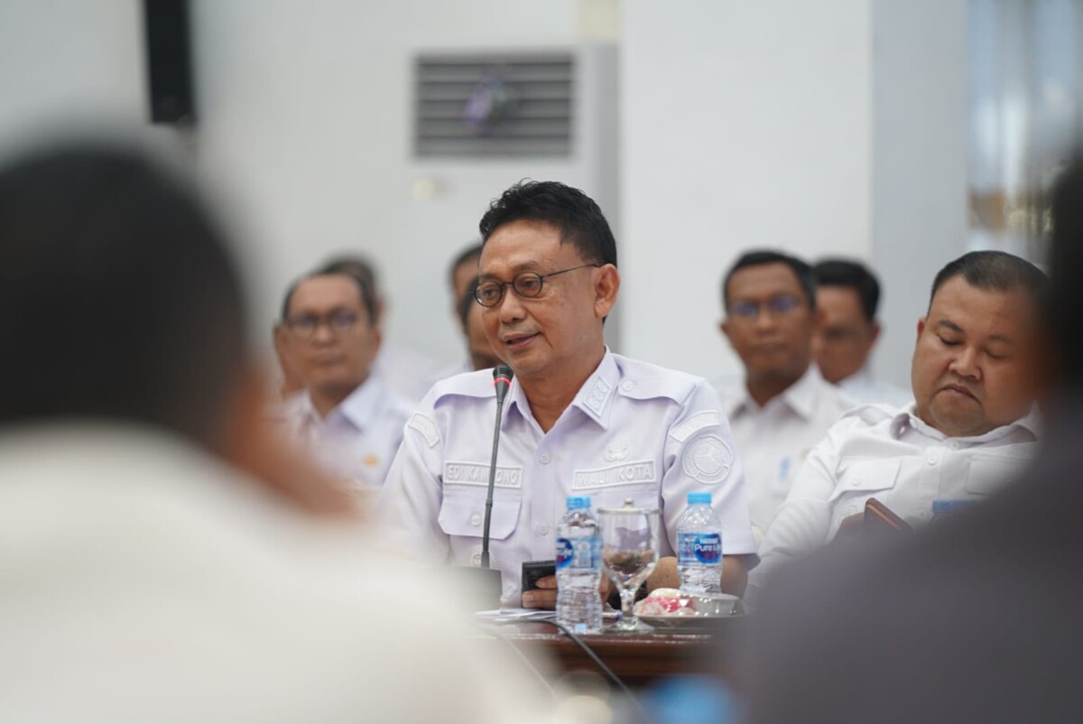 Wali Kota Pontianak Edi Rusdi Kamtono menyampaikan pendapatnya pada Rapat Koordinasi Pembahasan Kebijakan Penerimaan dan Pengalokasian Dana Transfer ke daerah dalam APBN.