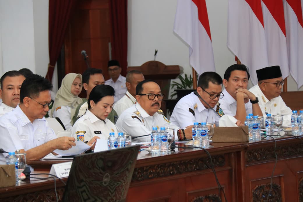 Bupati Kayong Utara, Romi Wijaya, dalam Rapat Koordinasi bersama Tim Badan Anggaran (Banggar) DPR RI dan Pemerintah Provinsi Kalimantan Barat. di Balai Petitih Kantor Gubernur Kalimantan Barat, Rabu (15/7/2026).