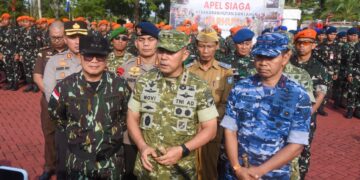 Bupati Kuburaya bersama Pangdam XII/Tanjungpura Mayjen TNI Novi pada Apel Siaga Penanggulangan Kebakaran Hutan dan Lahan (Karhutla) di halaman Kantor Bupati Kubu Raya, Kamis (16/7/2026).