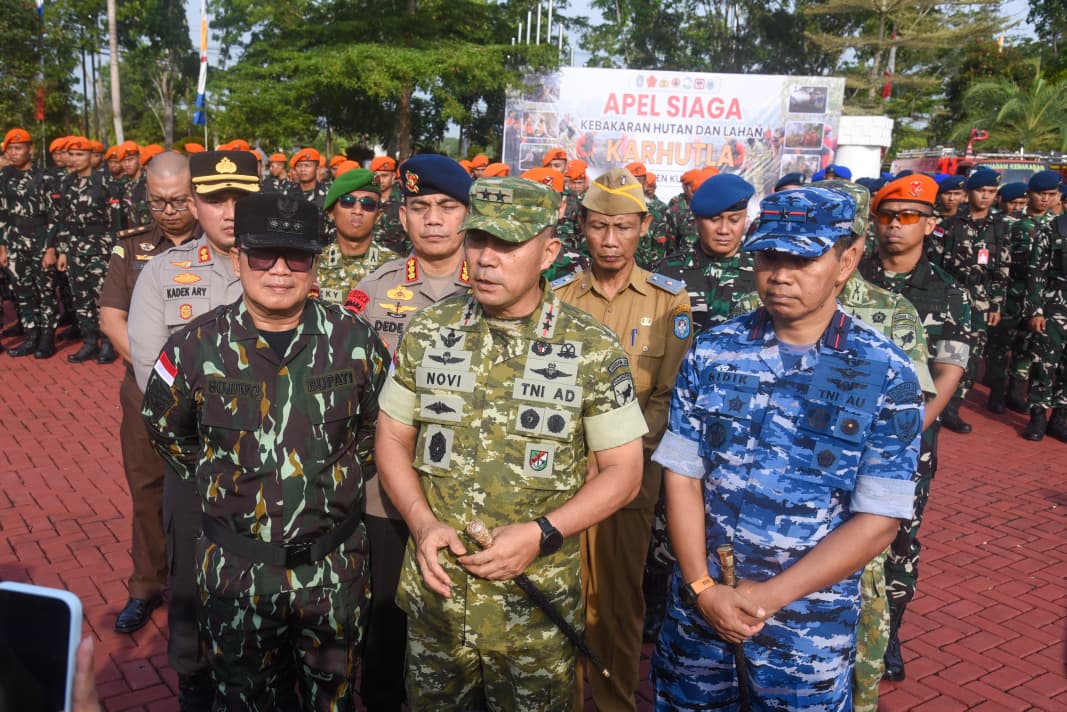 Bupati Kuburaya bersama Pangdam XII/Tanjungpura Mayjen TNI Novi pada Apel Siaga Penanggulangan Kebakaran Hutan dan Lahan (Karhutla) di halaman Kantor Bupati Kubu Raya, Kamis (16/7/2026). 