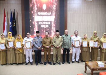 Wakil Wali Kota Pontianak Bahasan, Sekretaris Daerah Kota Pontianak Amirullah, Plt Kepala Bapperida Pontianak Yuli Trisna Ibrahim berfoto bersama perwakilan 73 inovasi unggulan Pemerintah Kota Pontianak tahun 2025, dalam Sosialisasi Innovative Government Award (IGA) Tahun 2026 dan Penyerahan Apresiasi Inovasi Unggulan Tahun 2025 di Gedung Konferensi Untan.