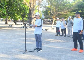 Romi saat memimpin Apel Akbar Kesiapan MTQ XXXIV Tingkat Provinsi Kalimantan Barat di Pelataran Tugu Sail Karimata, Sukadana, Jumat (24/7/2026).
