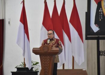 Sujiwo saat menjadi narasumber pada kegiatan Pengembangan Kompetensi Pejabat Pimpinan Tinggi Pratama di lingkungan Pemerintah Provinsi Kalimantan Barat yang berlangsung di Balai Petitih Kantor Gubernur Kalbar, Sabtu (25/7/2026).