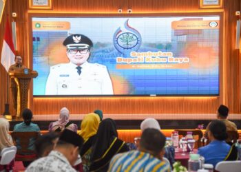 Sujiwo dalam kegiatan pengukuhan Pengurus Forum Peningkatan Konsumsi Ikan (Forikan) Kalimantan Barat yang dirangkaikan dengan Rapat Koordinasi Bunda PAUD se-Kalbar, Hari Kesatuan Gerak PKK, serta Bulan Bakti Gotong Royong Masyarakat (BBGRM) di Aula Kantor Bupati Kubu Raya, Senin (27/7/2026).