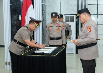 Serah Terima Jabatan Pejabat Utama dan Kapolres Di Lingkungan Polda Kalbar. 1. AKBP Ade Chandra Capa Yanto, S.I.K. Penyidik Madya Ditreskrimum Polda Kaltara diangkat sebagai Kapolres Mempawah Polda Kalbar
