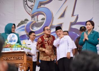 Ria Norsan dan Sujiwo usai penutupan Puncak Peringatan Hari Kesatuan Gerak (HKG) PKK ke-54 Tingkat Provinsi Kalimantan Barat di Kabupaten Kubu Raya.