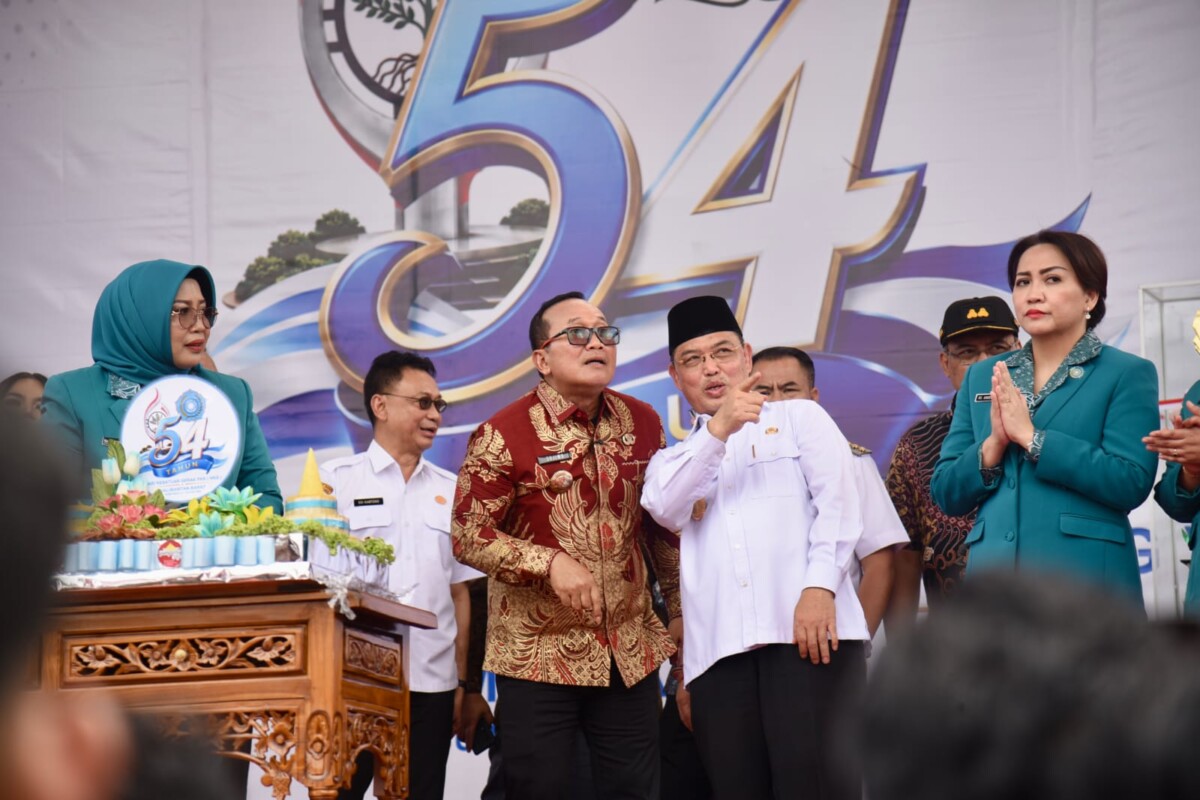 Ria Norsan dan Sujiwo usai penutupan Puncak Peringatan Hari Kesatuan Gerak (HKG) PKK ke-54 Tingkat Provinsi Kalimantan Barat di Kabupaten Kubu Raya. 