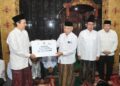 Bupati Sanusi juga menyerahkan bantuan sembako.