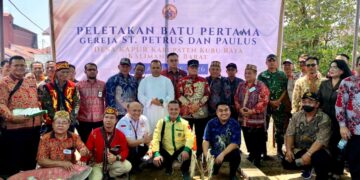 Pembangunan Gereja St. Petrus dan Paulus di Desa Kapur, Kecamatan Sungai Raya, resmi dimulai setelah Bupati Kubu Raya Sujiwo meletakkan batu pertama, Kamis (6/8/2026).