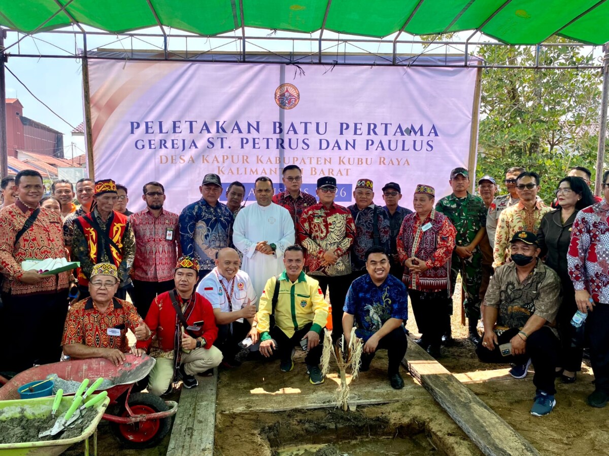 Pembangunan Gereja St. Petrus dan Paulus di Desa Kapur, Kecamatan Sungai Raya, resmi dimulai setelah Bupati Kubu Raya Sujiwo meletakkan batu pertama, Kamis (6/8/2026).
