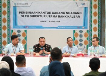 Dirut Bank Kalbar, Rokidi (kemeja hitam) memberikan pembinaan di Kantor Cabang Ngabang.