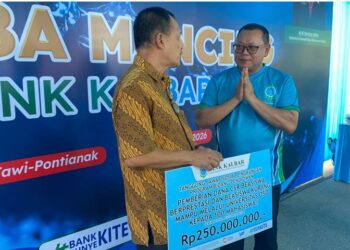 Dirut Bank Kalbar, Rokidi, menyerahkan bantuan pendidikan melalui program CSR ke Universitas OSO