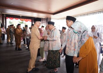 Wali Kota Pontianak Edi Rusdi Kamtono menyambut kepulangan kafilah Pontianak dari MTQ ke-34 Kalbar di halaman Kantor Wali Kota Pontianak, Selasa (11/8/2026).