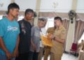 Wali Kota Pontianak Edi Rusdi Kamtono menyerahkan secara simbolis bantuan tunai kepada masyarakat berpenghasilan rendah di Aula Kantor Camat Pontianak Kota, Selasa (11/8/2026).