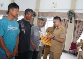Wali Kota Pontianak Edi Rusdi Kamtono menyerahkan secara simbolis bantuan tunai kepada masyarakat berpenghasilan rendah di Aula Kantor Camat Pontianak Kota, Selasa (11/8/2026).
