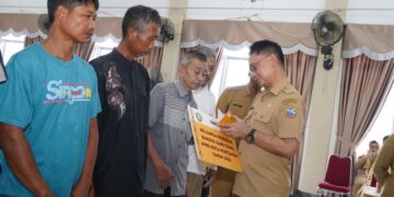 Wali Kota Pontianak Edi Rusdi Kamtono menyerahkan secara simbolis bantuan tunai kepada masyarakat berpenghasilan rendah di Aula Kantor Camat Pontianak Kota, Selasa (11/8/2026).