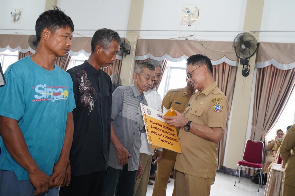 Wali Kota Pontianak Edi Rusdi Kamtono menyerahkan secara simbolis bantuan tunai kepada masyarakat berpenghasilan rendah di Aula Kantor Camat Pontianak Kota, Selasa (11/8/2026).