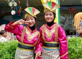 Dua pelajar kembar SMPN 22 Pontianak, Carissa dan Calista, terpilih menjadi tim kesenian Kalbar untuk tampil di Istana Negara dalam rangka HUT ke-81 RI.