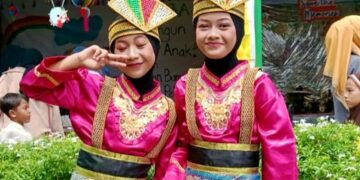 Dua pelajar kembar SMPN 22 Pontianak, Carissa dan Calista, terpilih menjadi tim kesenian Kalbar untuk tampil di Istana Negara dalam rangka HUT ke-81 RI.